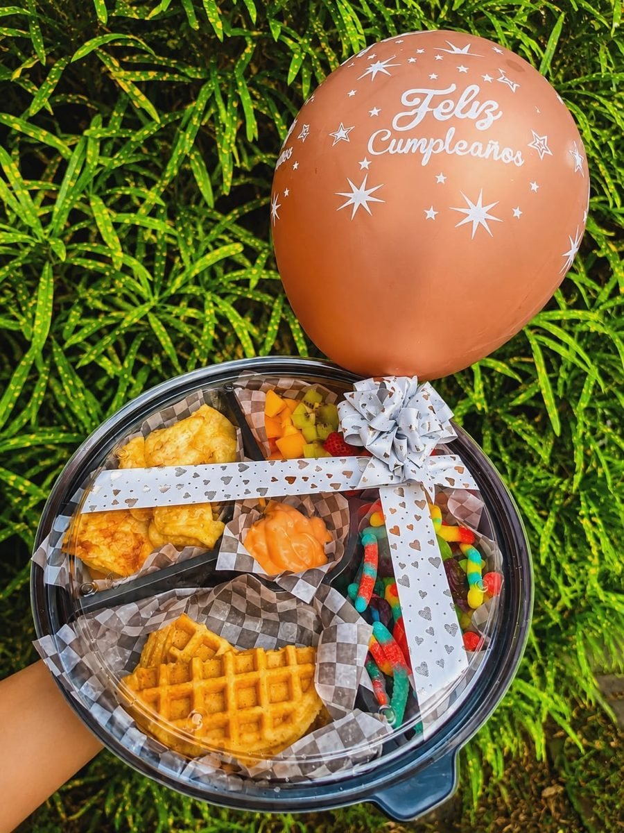 Desayuno sorpresa de cumpleaños con waffles, fruta, dulces y globo