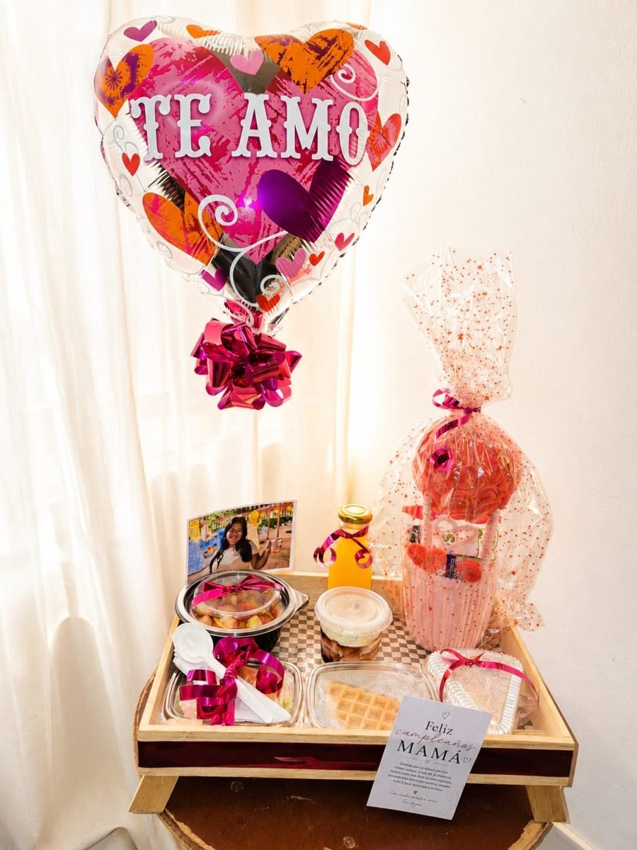 Bandeja de desayuno con jugo, waffle, fruta, globo de corazón y tarjeta